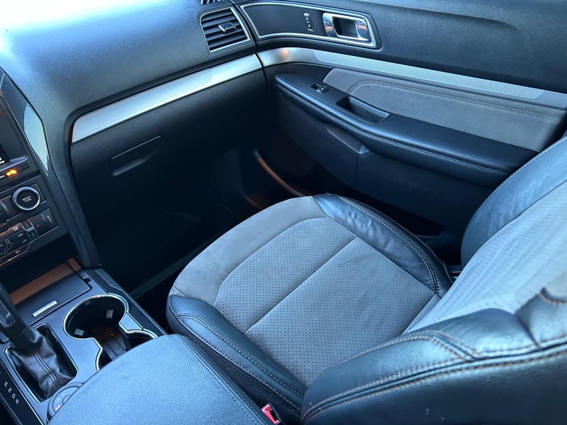 Ford Explorer Vehicle Image 18