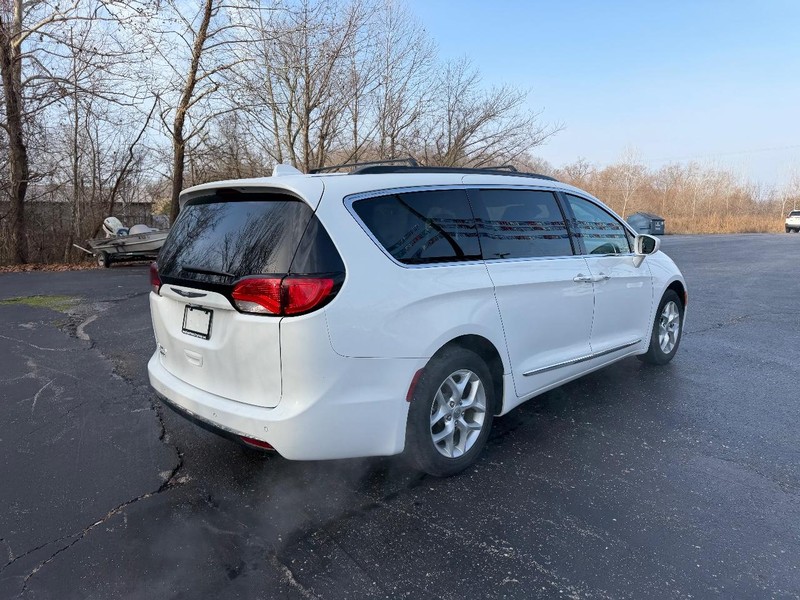 Chrysler Pacifica Vehicle Image 03