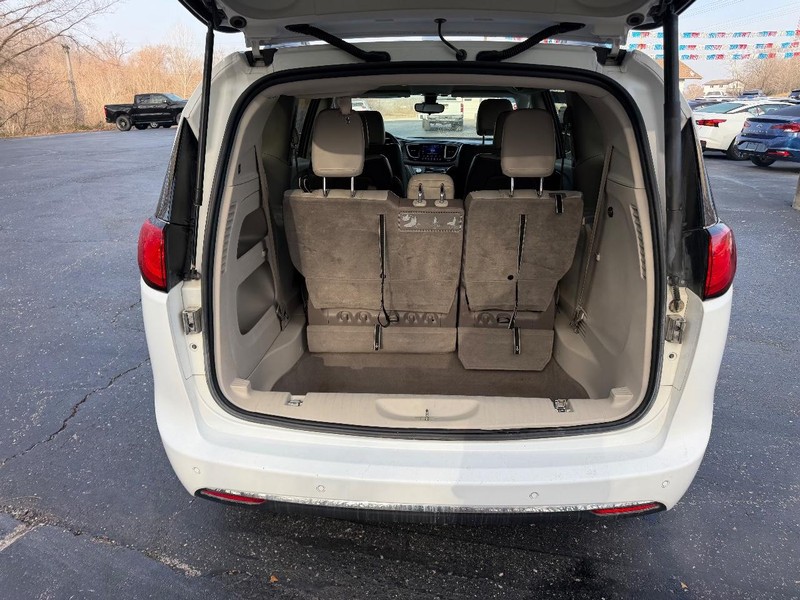 Chrysler Pacifica Vehicle Image 05