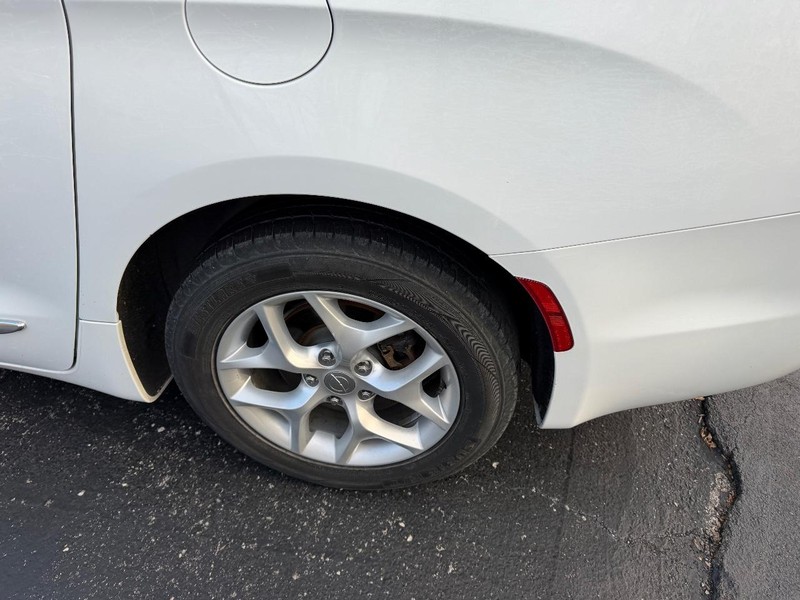 Chrysler Pacifica Vehicle Image 07