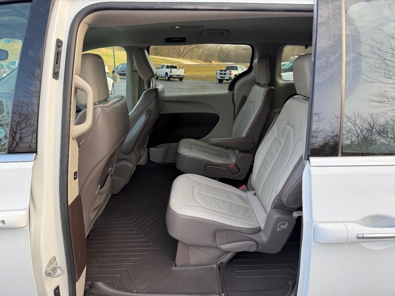 Chrysler Pacifica Vehicle Image 09