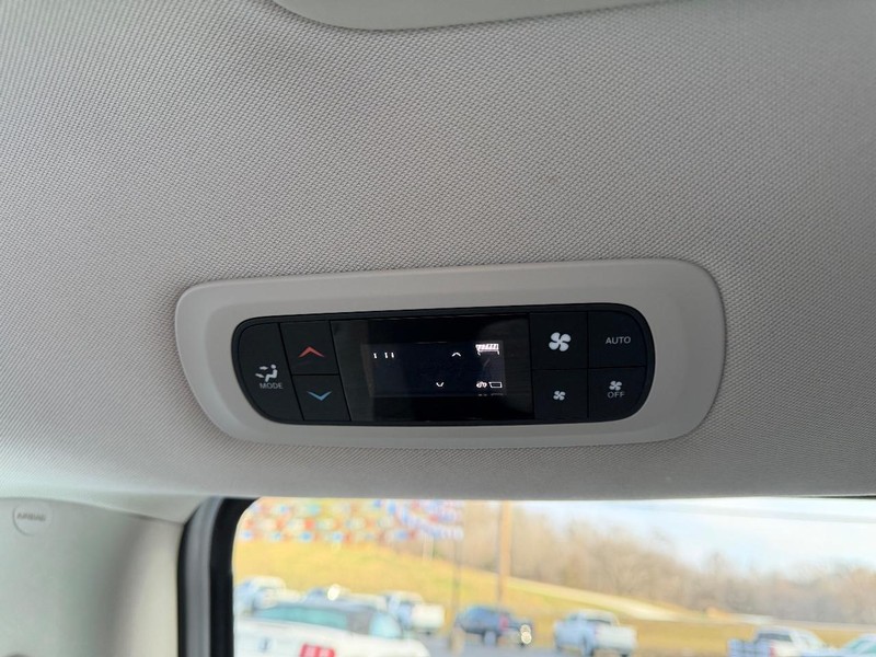 Chrysler Pacifica Vehicle Image 10