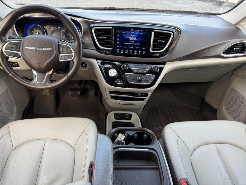 Chrysler Pacifica Vehicle Image 11