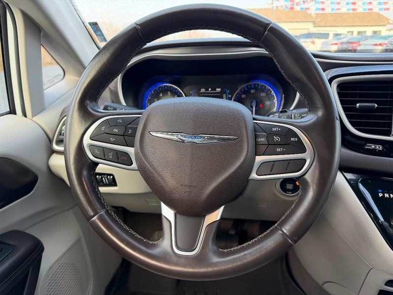 Chrysler Pacifica Vehicle Image 12