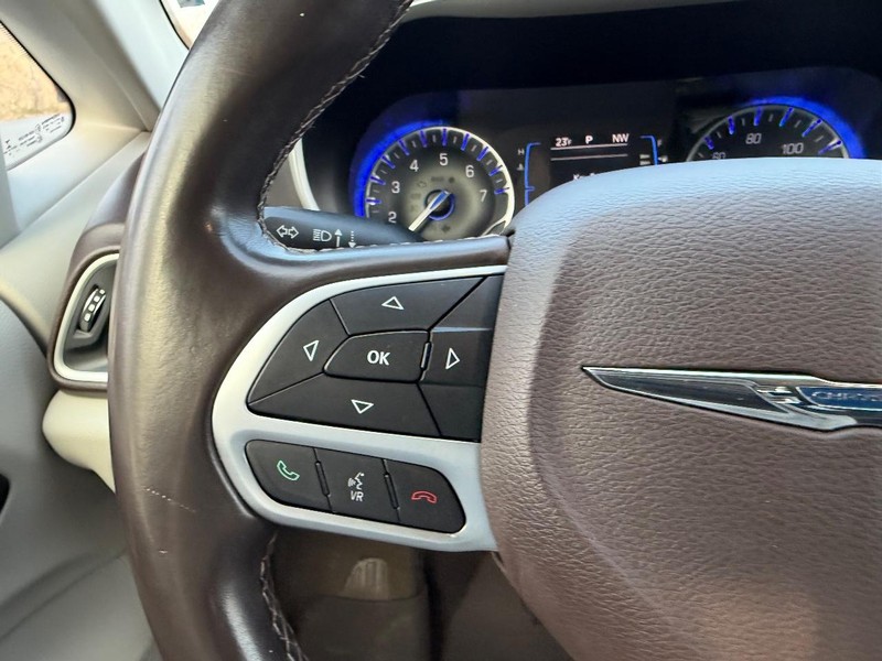 Chrysler Pacifica Vehicle Image 13