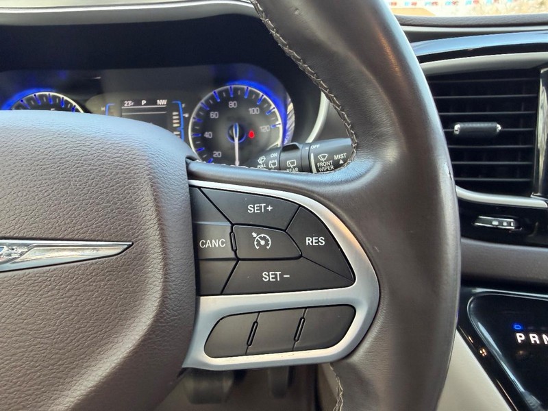 Chrysler Pacifica Vehicle Image 14