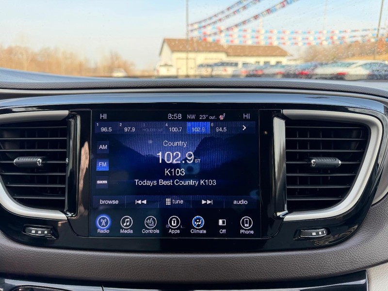 Chrysler Pacifica Vehicle Image 15