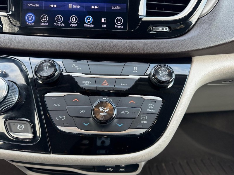 Chrysler Pacifica Vehicle Image 16