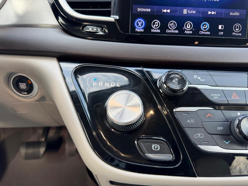 Chrysler Pacifica Vehicle Image 17