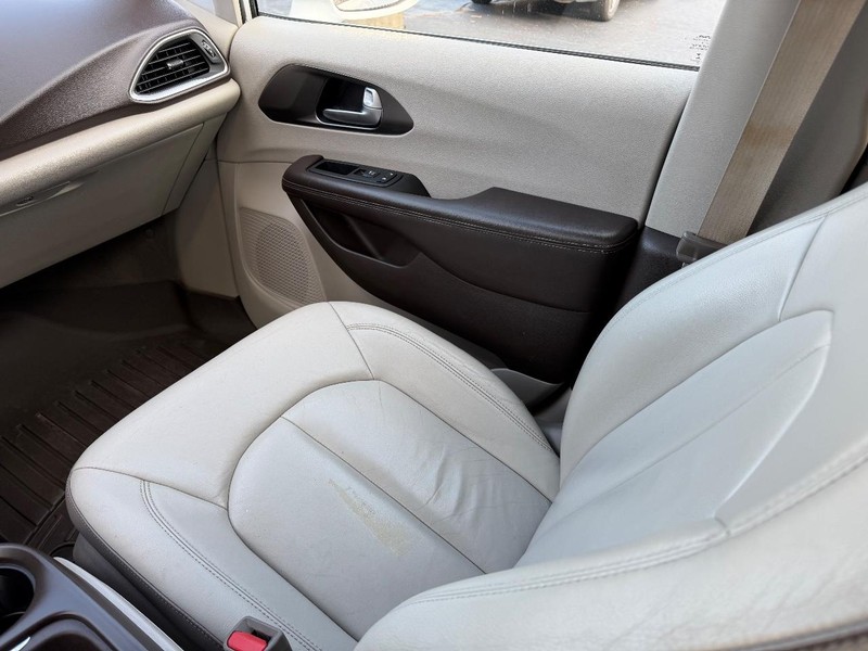 Chrysler Pacifica Vehicle Image 18