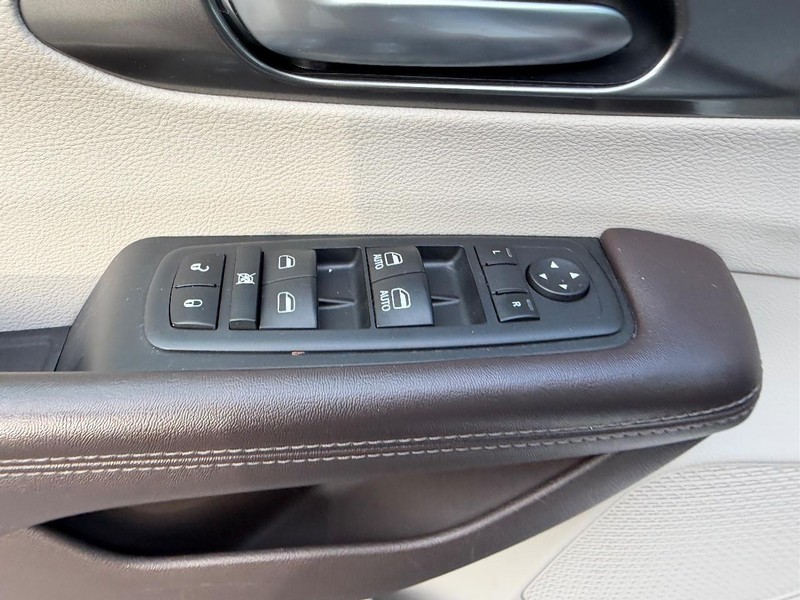 Chrysler Pacifica Vehicle Image 19