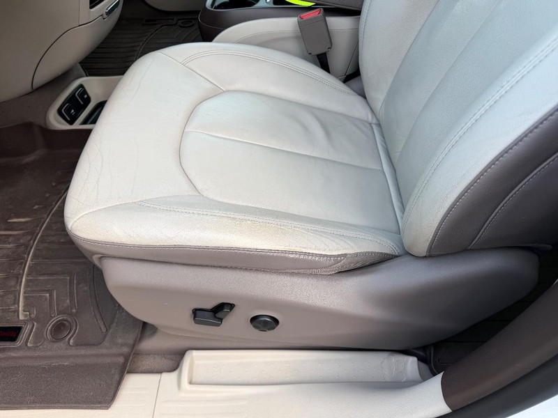 Chrysler Pacifica Vehicle Image 20