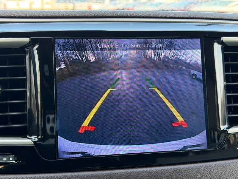 Chrysler Pacifica Vehicle Image 22