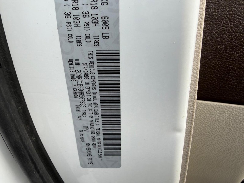 Chrysler Pacifica Vehicle Image 23