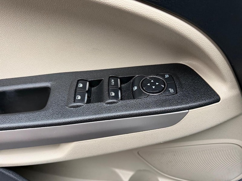 Ford EcoSport Vehicle Full-screen Gallery Image 16