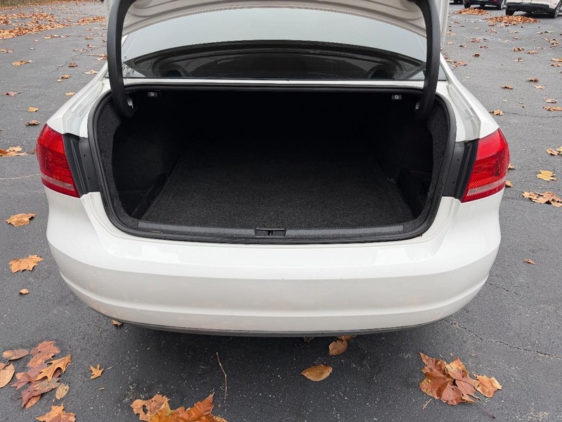 Volkswagen Passat Vehicle Image 05