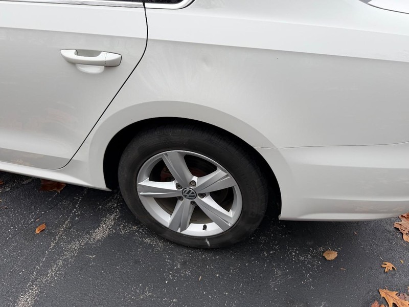 Volkswagen Passat Vehicle Image 06