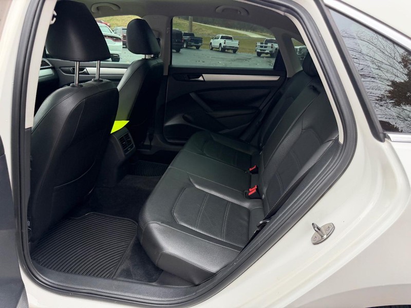 Volkswagen Passat Vehicle Image 07