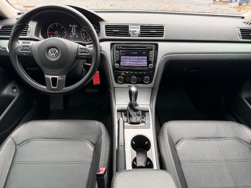 Volkswagen Passat Vehicle Image 09