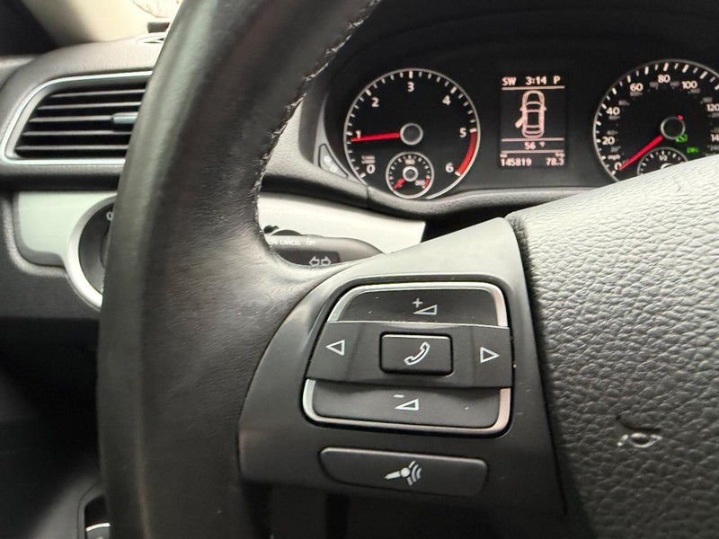 Volkswagen Passat Vehicle Image 11