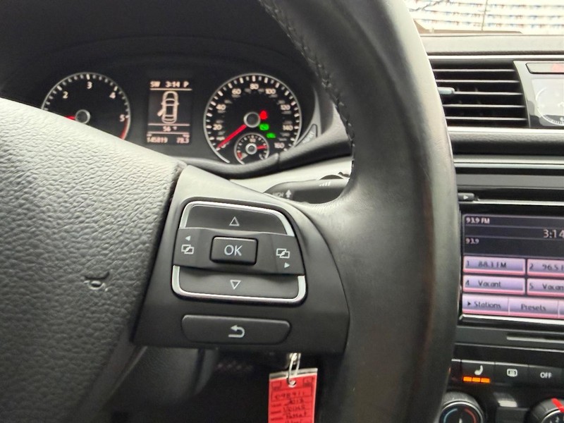 Volkswagen Passat Vehicle Image 12