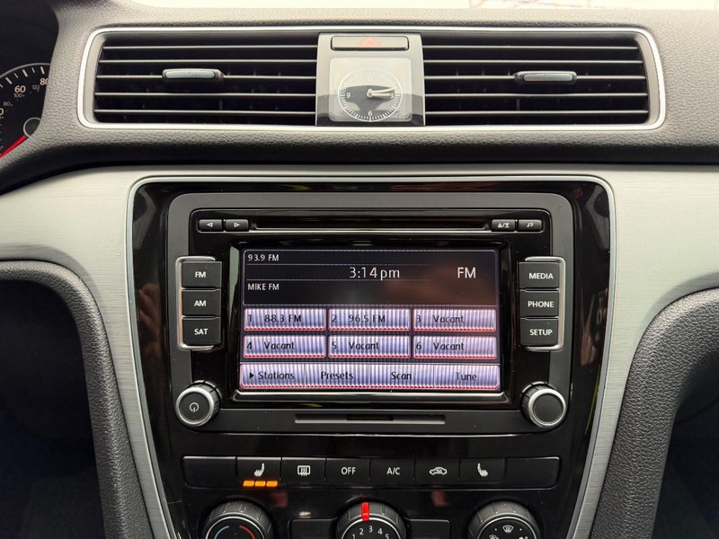 Volkswagen Passat Vehicle Image 13