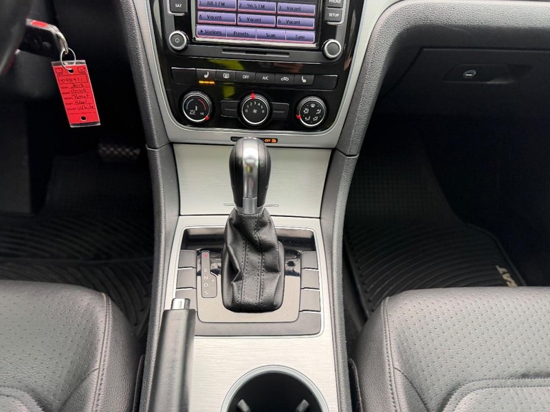 Volkswagen Passat Vehicle Image 15