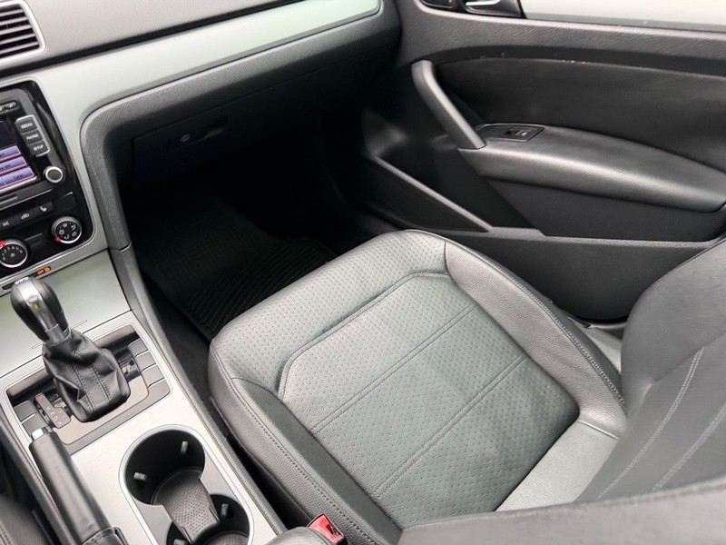Volkswagen Passat Vehicle Image 16