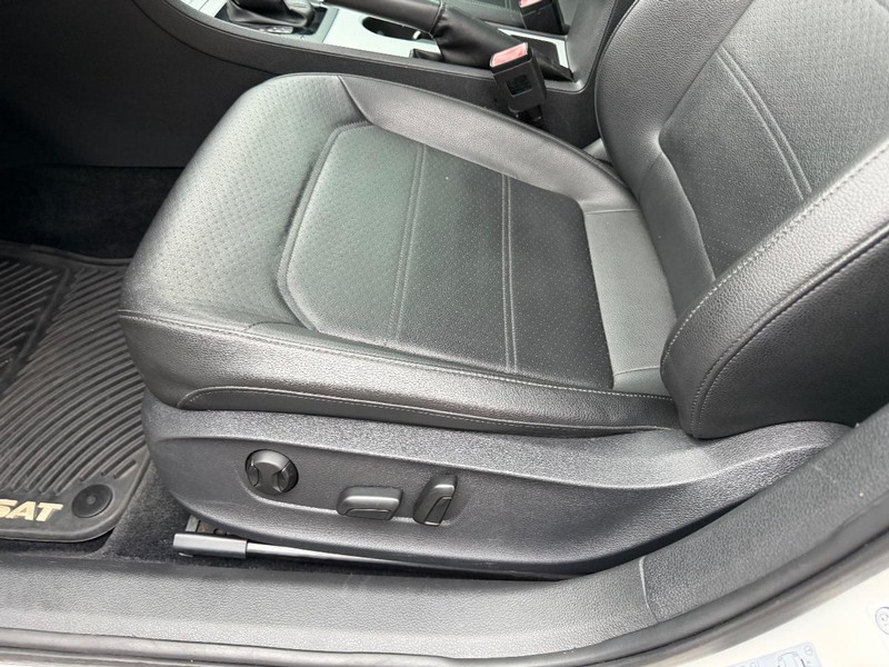 Volkswagen Passat Vehicle Image 18