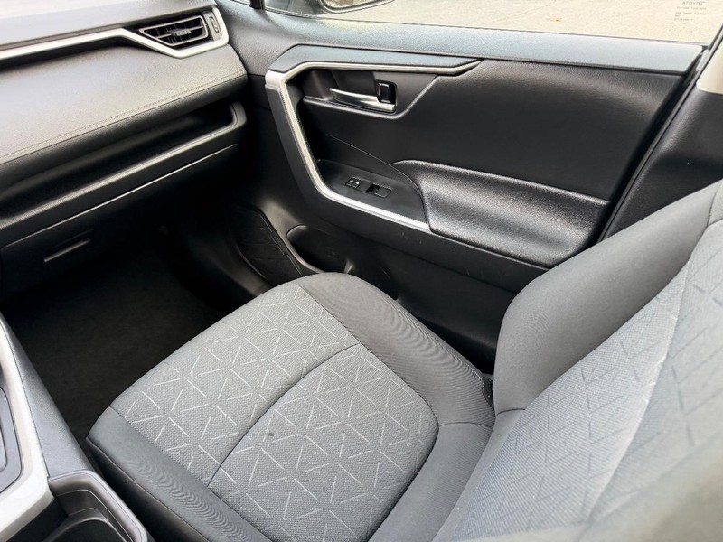 Toyota RAV4 Vehicle Image 15