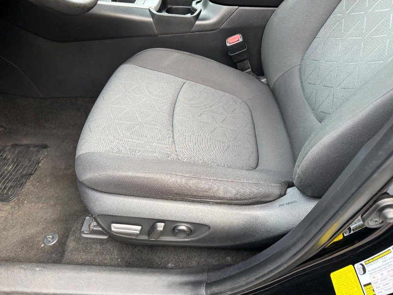 Toyota RAV4 Vehicle Image 17