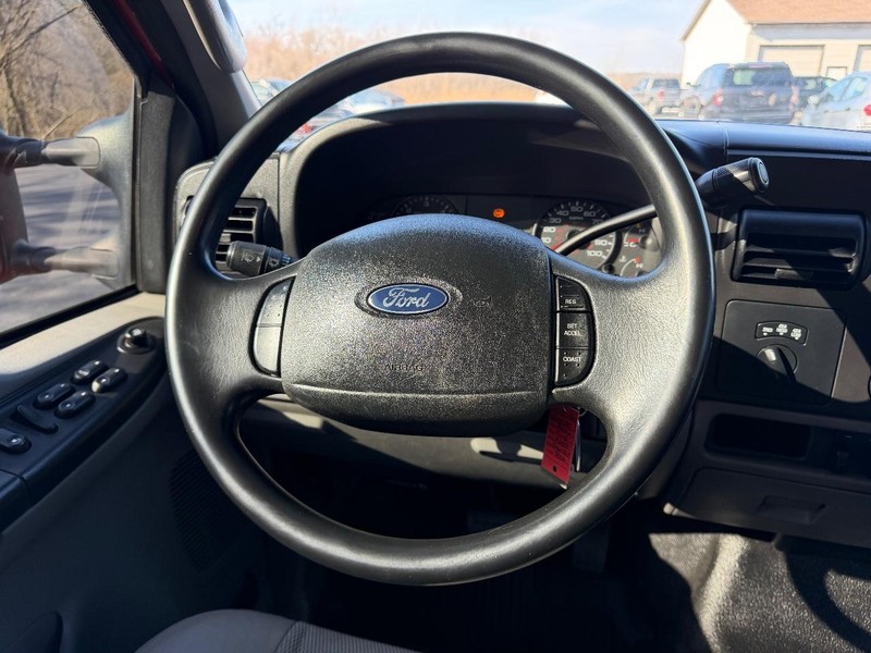 Ford Super Duty F-250 Vehicle Image 09