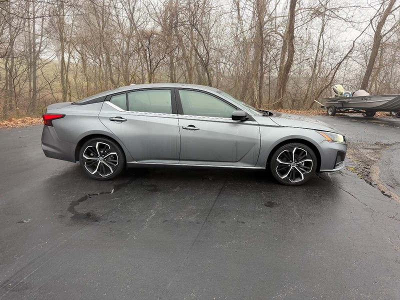 Nissan Altima Vehicle Image 02