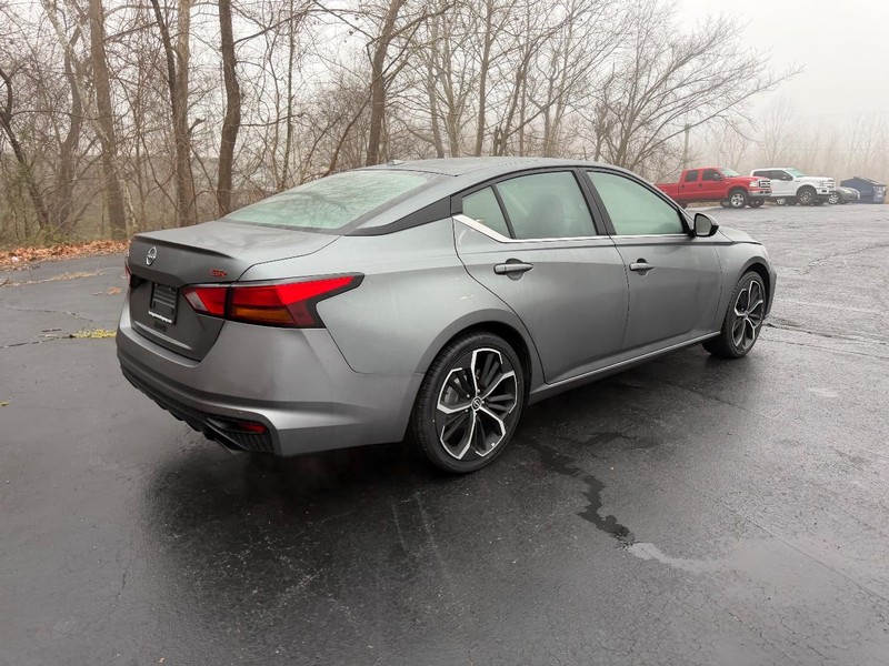 Nissan Altima Vehicle Image 03