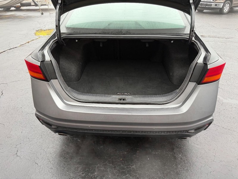 Nissan Altima Vehicle Image 05