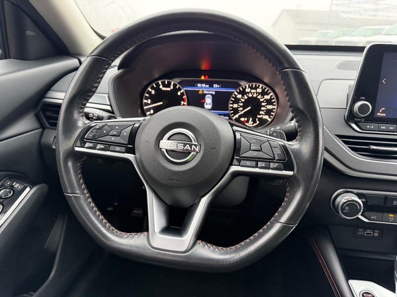 Nissan Altima Vehicle Image 09