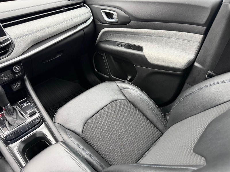 Jeep Compass Vehicle Image 15