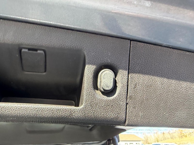 GMC Yukon XL Vehicle Image 06