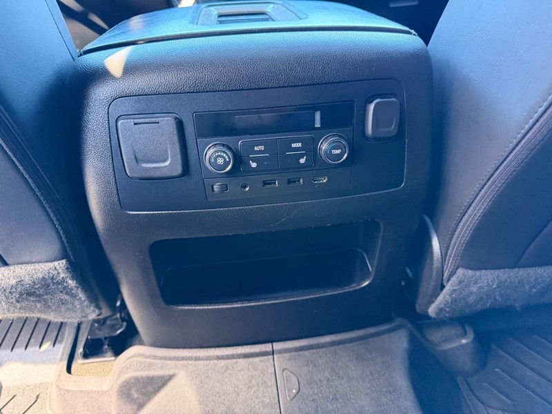 GMC Yukon XL Vehicle Image 11