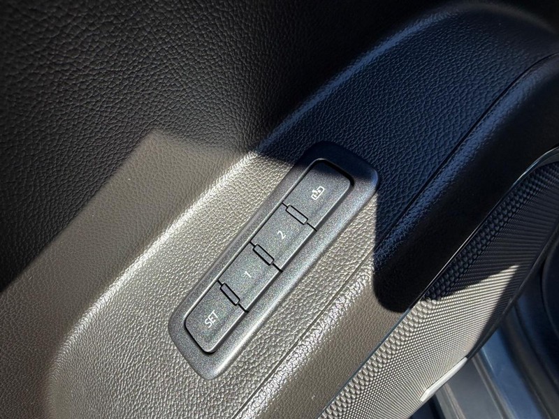 GMC Yukon XL Vehicle Image 21