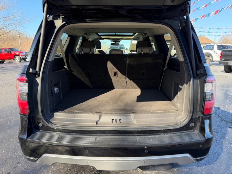 Ford Expedition Max Vehicle Full-screen Gallery Image 05