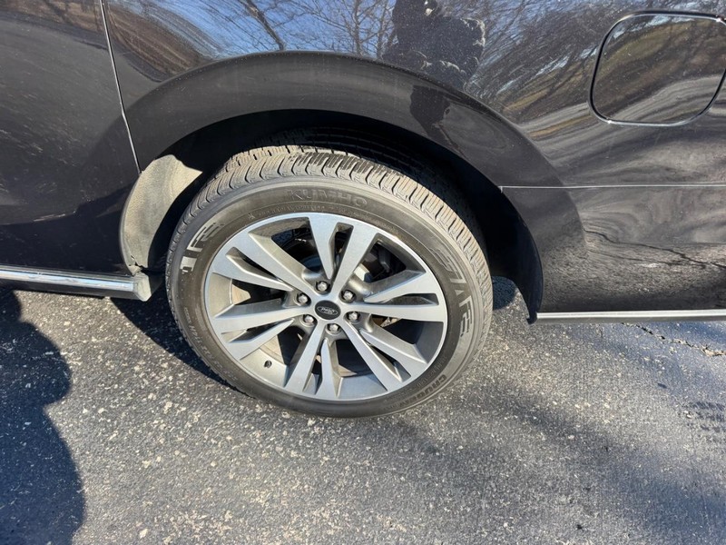 Ford Expedition Max Vehicle Full-screen Gallery Image 07