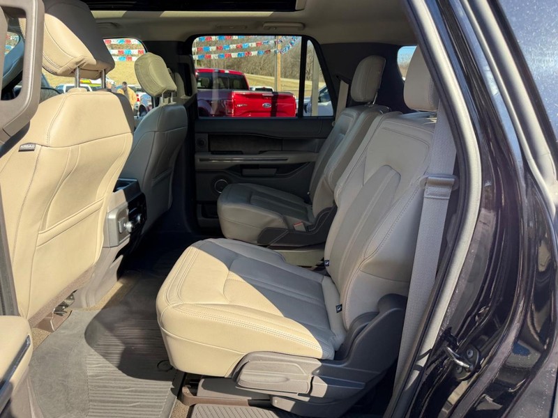 Ford Expedition Max Vehicle Full-screen Gallery Image 09