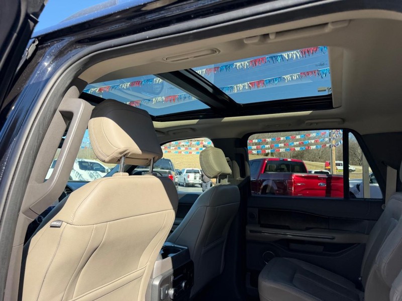 Ford Expedition Max Vehicle Full-screen Gallery Image 10