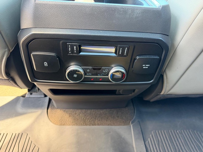 Ford Expedition Max Vehicle Full-screen Gallery Image 11