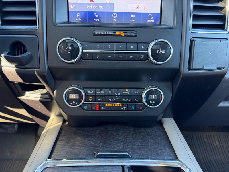 Ford Expedition Max Vehicle Full-screen Gallery Image 17