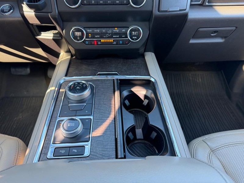 Ford Expedition Max Vehicle Full-screen Gallery Image 18