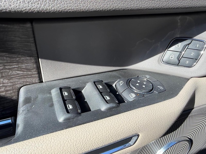 Ford Expedition Max Vehicle Full-screen Gallery Image 20