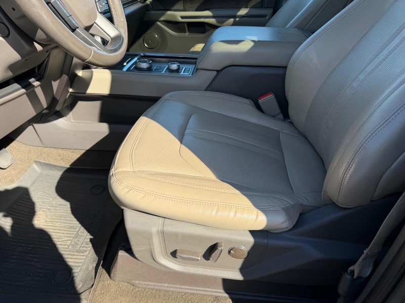 Ford Expedition Max Vehicle Full-screen Gallery Image 22