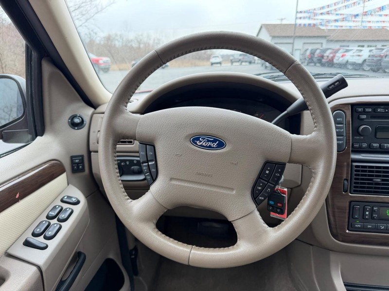 Ford Explorer Vehicle Image 11